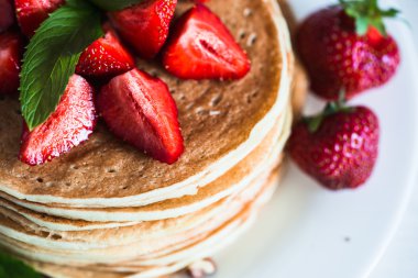 Ahşap arka plan üzerinde çilek ile lezzetli gözleme