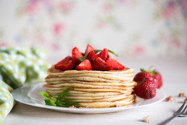 Ahşap arka plan üzerinde çilek ile lezzetli gözleme