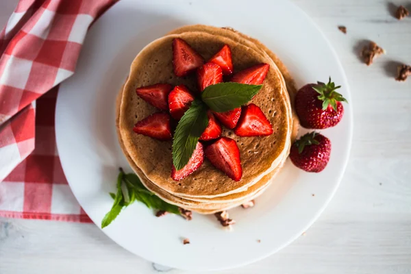 Leckere Pfannkuchen mit Erdbeere auf Holzgrund — Stockfoto