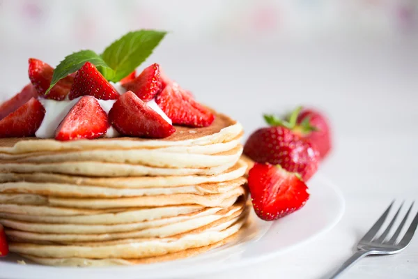 Ahşap arka plan üzerinde çilek ile lezzetli gözleme