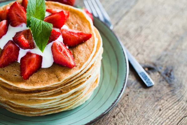 Ahşap arka plan üzerinde çilek ile lezzetli gözleme