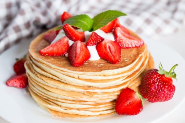 Ahşap arka plan üzerinde çilek ile lezzetli gözleme