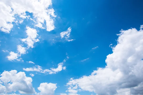 雲に囲まれた青い空 — ストック写真