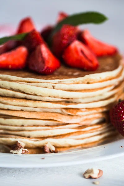 Deliciosas panquecas com morango em fundo de madeira — Fotografia de Stock