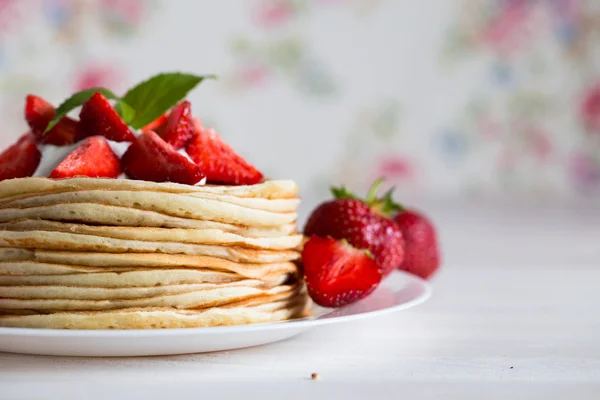 Deliciosas panquecas com morango em fundo de madeira — Fotografia de Stock