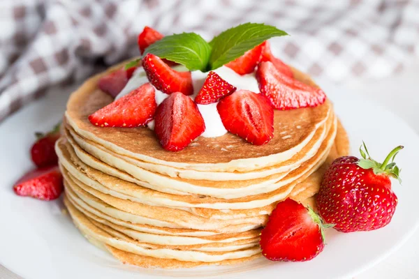 Ahşap arka plan üzerinde çilek ile lezzetli gözleme