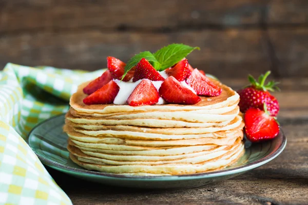 Ahşap arka plan üzerinde çilek ile lezzetli gözleme