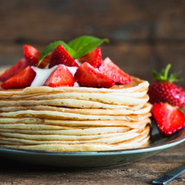 Ahşap arka plan üzerinde çilek ile lezzetli gözleme