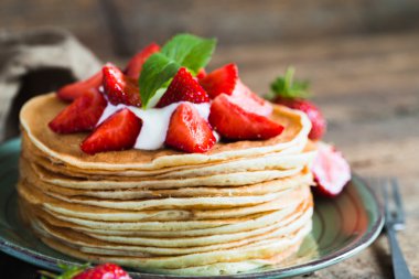 Ahşap arka plan üzerinde çilek ile lezzetli gözleme