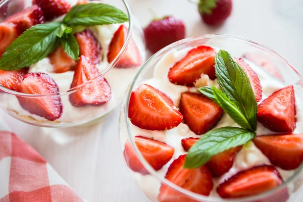 Dolce a strati di fragole, biscotti e gelato in un bicchiere — Foto Stock