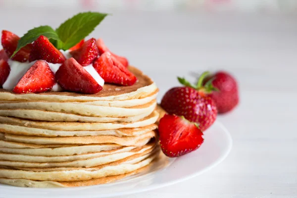 Delicious pancakes with strawberry on wooden background — Stock Photo, Image