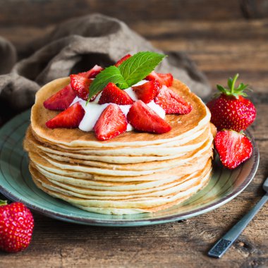 Ahşap arka plan üzerinde çilek ile lezzetli gözleme