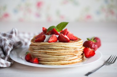 Ahşap arka plan üzerinde çilek ile lezzetli gözleme