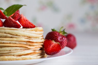 Ahşap arka plan üzerinde çilek ile lezzetli gözleme