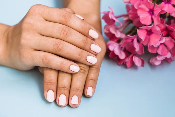 Mooie vrouw met mooie roze manicure nagels — Stockfoto