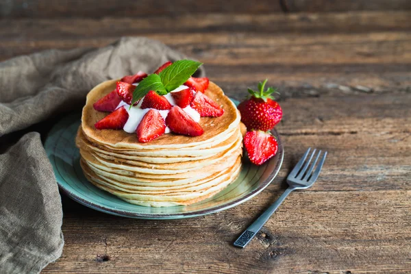 Deliciosas panquecas com morango em fundo de madeira — Fotografia de Stock