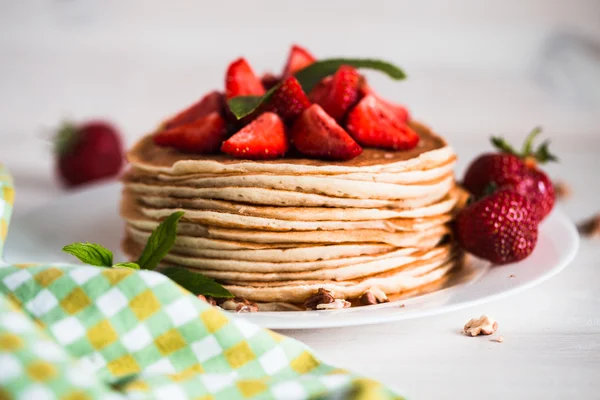 Deliciosos panqueques con fresa sobre fondo de madera — Foto de Stock