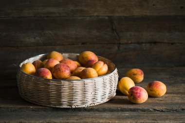 Kayısı ahşap arka plan üzerinde. Tonlama. Vejetaryen yiyecekler. Sağlıklı yaşam.