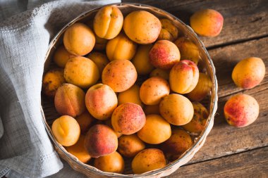 Kayısı ahşap arka plan üzerinde. Tonlama. Vejetaryen yiyecekler. Sağlıklı yaşam.