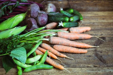 Taze sebze pancar havuç salatalık soğan biber patates domates. Vejetaryen yiyecekler. Sağlıklı yaşam.