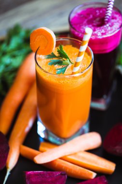 Taze sebze suları, havuç, pancar yaptı. Vejetaryen yiyecekler. Sağlıklı yaşam.