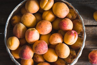 Kayısı ahşap arka plan üzerinde. Tonlama. Vejetaryen yiyecekler. Sağlıklı yaşam.