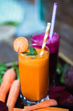 Taze sebze suları, havuç, pancar yaptı. Vejetaryen yiyecekler. Sağlıklı yaşam.