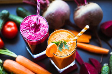 Taze sebze suları, havuç, pancar yaptı. Vejetaryen yiyecekler. Sağlıklı yaşam.