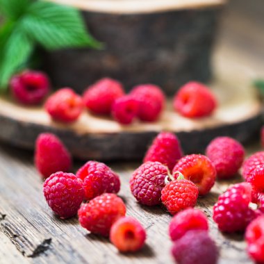 Ahşap bir masa üzerinde açık havada ile taze Ahududu yaprakları