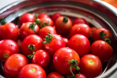 Kırmızı domates arka plan. Grup bir tabak içinde domates