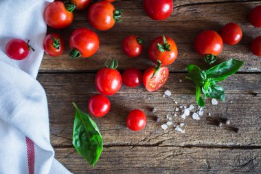 Taze üzüm domates fesleğen ve kaba tuz malzemeler yemek olarak kullanmak için