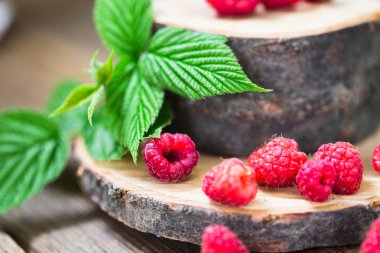 Ahşap bir masa üzerinde açık havada ile taze Ahududu yaprakları