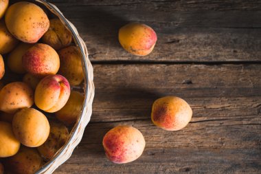 Kayısı ahşap arka plan üzerinde. Tonlama. Vejetaryen yiyecekler. Sağlıklı yaşam.