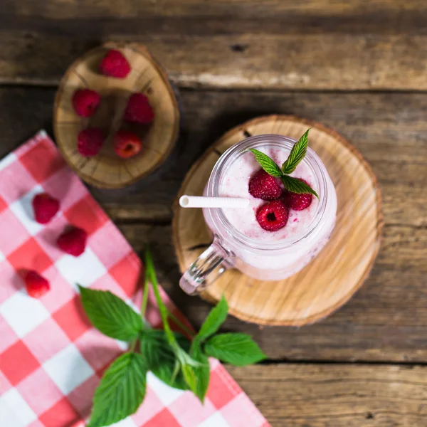 Smoothie à la framboise rose dans un bocal maçon avec pailles sur fond de bois rustique — Photo