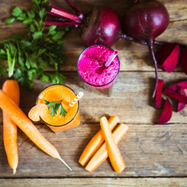 Taze sebze suları, havuç, pancar yaptı. Vejetaryen yiyecekler. Sağlıklı yaşam.