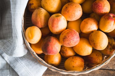 Kayısı ahşap arka plan üzerinde. Tonlama. Vejetaryen yiyecekler. Sağlıklı yaşam.