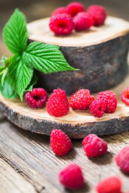 Ahşap bir masa üzerinde açık havada ile taze Ahududu yaprakları