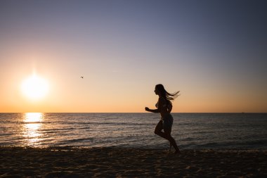 Sunset 'te Sahilde Koşan Kadın