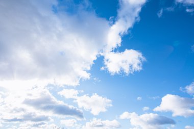 Bulut closeup ile mavi gökyüzü. Doğa arka plan