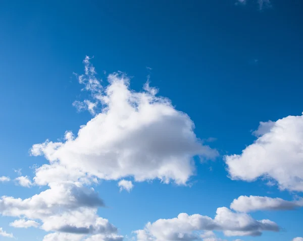 Cielo blu con nuvola primo piano. Sfondo della natura — Foto Stock