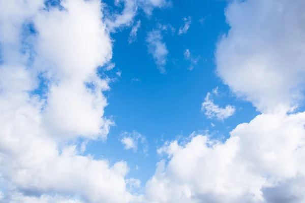 Blauwe lucht met wolk close-up. Natuur achtergrond — Stockfoto