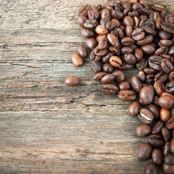 Chicchi di caffè su fondo legno — Foto Stock