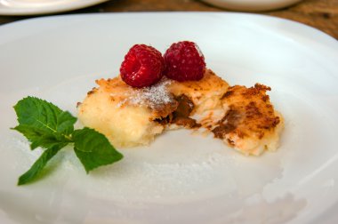 peynirli kek çikolata ve taze ahududu ile