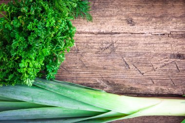 Ahşap artalanları taze yeşil sebze