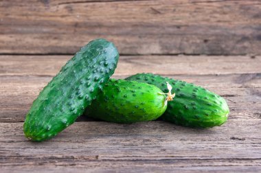 трамвай перетинуahşap zemin üzerine salatalık