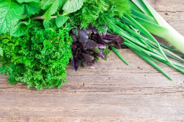 Tahta arka planda taze yeşil sebzeler