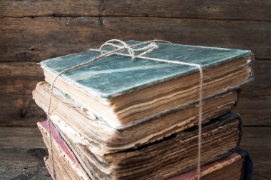 Bir yığın eski kitap.