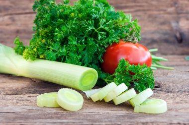 Ahşap zemin üzerine pırasa, yakın çekim