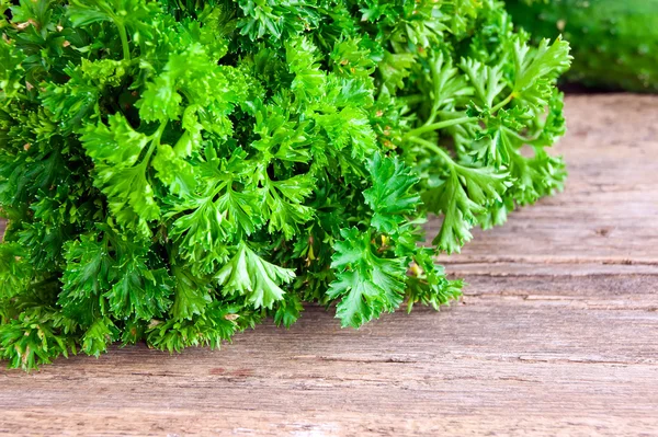 Gebonden verse peterselie op houten oppervlak — Stockfoto