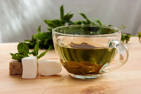 Tasses de thé à la menthe sur table en bois — Photo